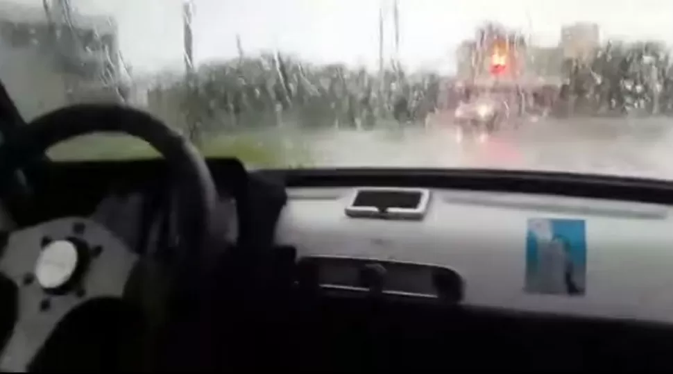 Filman video desde adentro de un Fiat 600 que es llevado por el agua en Córdoba