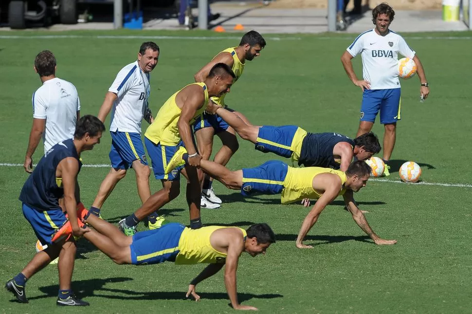 PUESTA A PUNTO. Los futbolistas de Boca trabajaron con la mira puesta en el partido de esta noche contra los uruguayos. télam