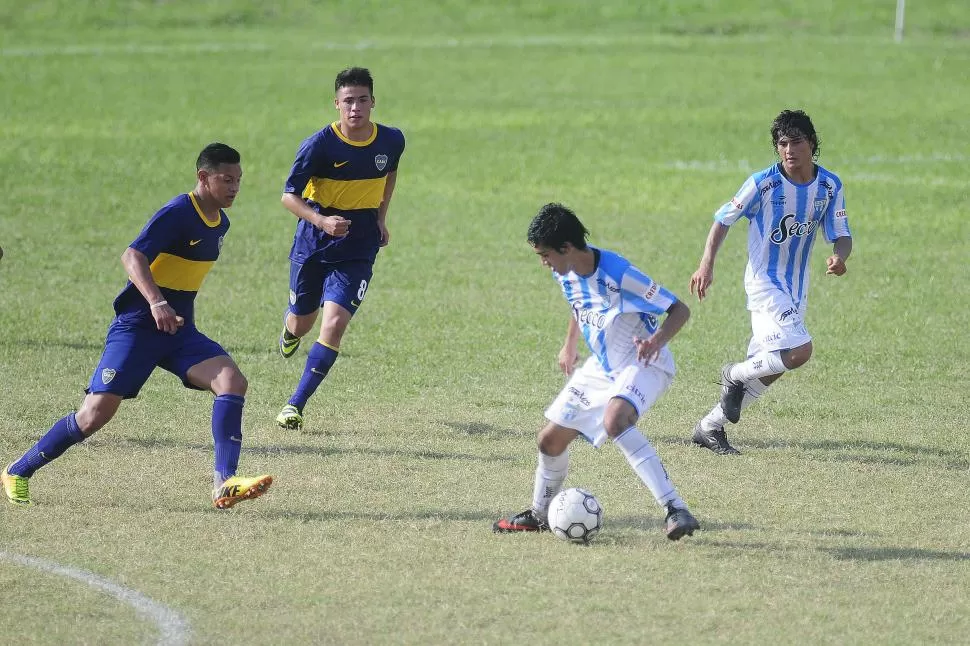 ¿SE REPETIRÁ LA EXPERIENCIA? Las inferiores “decanas” enfrentando a Boca, en abril del año pasado. El fixture dirá si juegan contra los “xeneizes” o si ahora lo hacen frente a River, por ejemplo. la gaceta / foto de analía jaramillo (archivo)