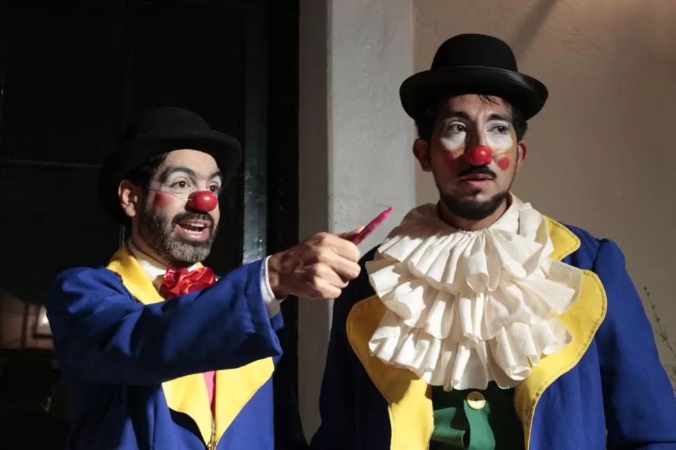 PARA LOS MÁS PEQUEÑOS. Los clowns en acción, en distintos barrios.  