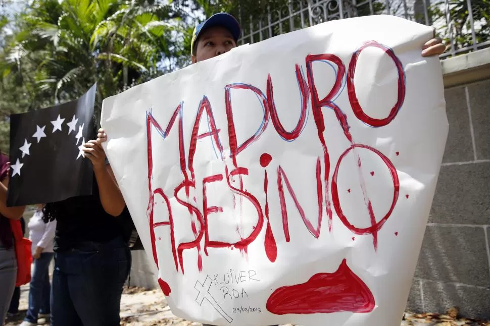 EN SAN CRISTÓBAL. Un manifestante muestra una pancarta muy elocuente. reuters