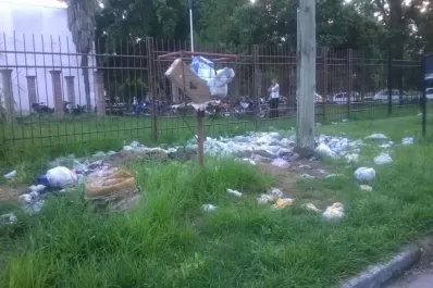 Basural en la vereda de la comisaría de Yerba Buena