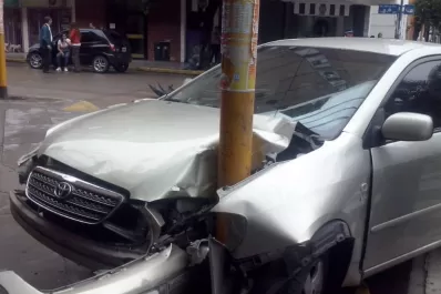 Chocaron dos autos y uno se incrustó contra un poste
