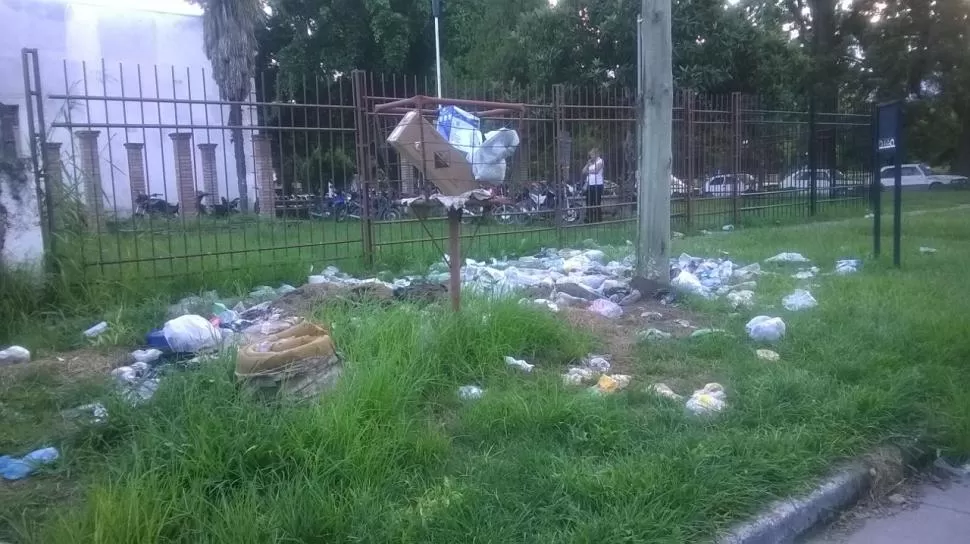 Basural en la vereda de la comisaría de Yerba Buena