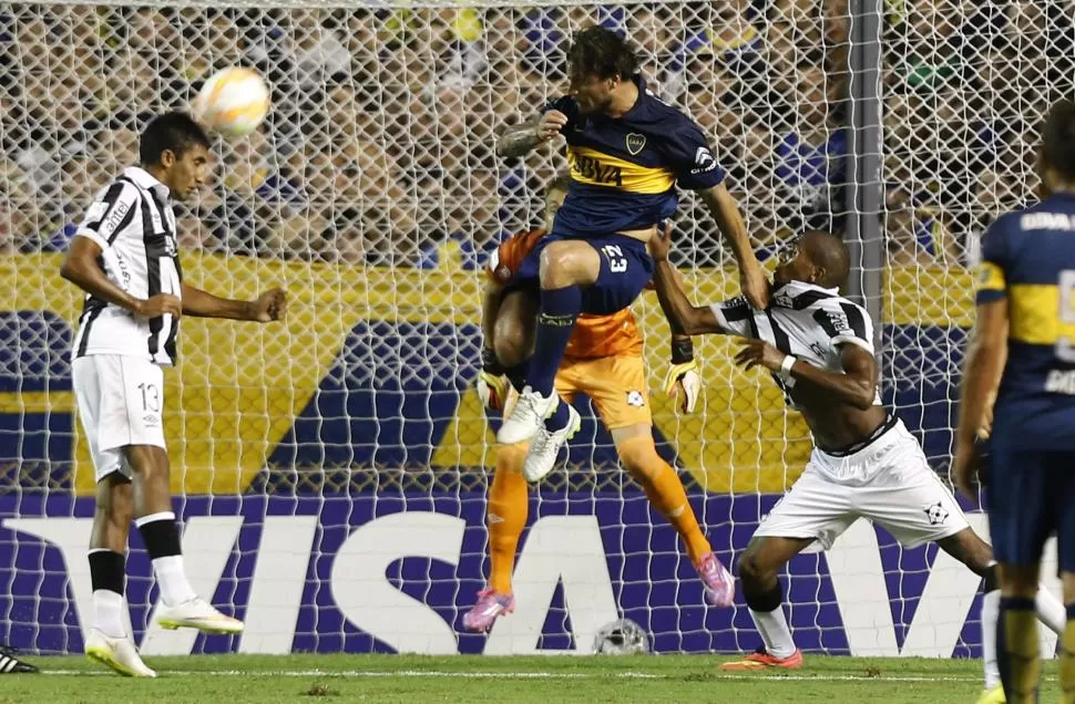 CABEZAZO Y ADENTRO. Daniel Osvaldo recibió un centro perfecto de Lodeiro y la mandó adentro de arriba, para darle la victoria a Boca al cierre del primer tiempo. reuters