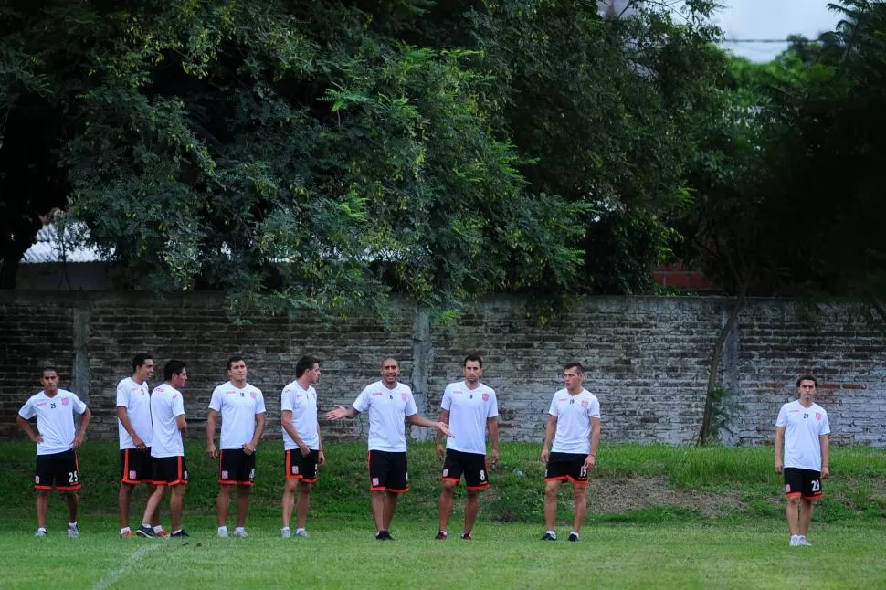 ¿QUÉ PASARÁ? La seña casual de Matías Villavicencio en medio de los jugadores de San Martín es ideal para un momento en donde el próximo torneo Federal que se viene no está del todo claro ni confirmado.  la gaceta / foto de diego aráoz