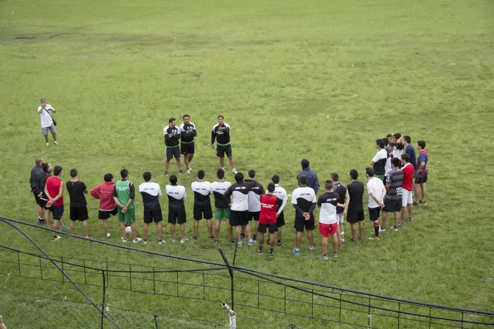 MÁXIMA CONCENTRACIÓN. El DT Víctor Nazareno Godoy ya puso en marcha los entrenamientos del “cuervo” con la mira puesta en el debut en el torneo Federal A. foto de estaban horacio arias (especial para la gaceta)