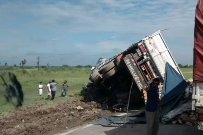 Mordió la banquina, perdió el control y volcó