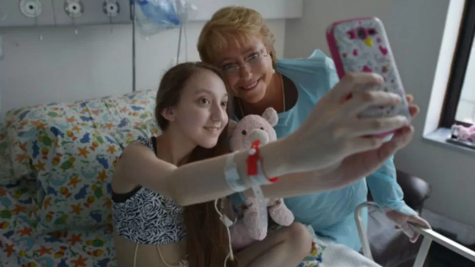 JUNTAS. Bachelet y la niña, en el hospital. FOTO GOBIERNO DE CHILE