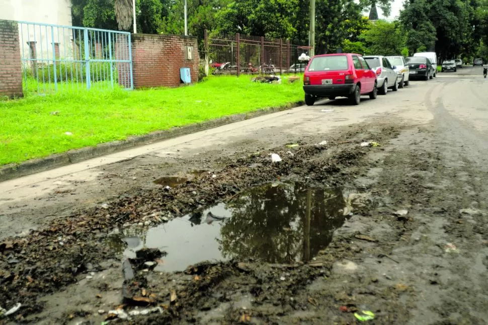 A LA VUELTA DE LA COMISARÍA. La histórica villa de Marcos Paz tampoco se salva de los baches. Y, de paso, para hacerla completa, basura por doquier. 