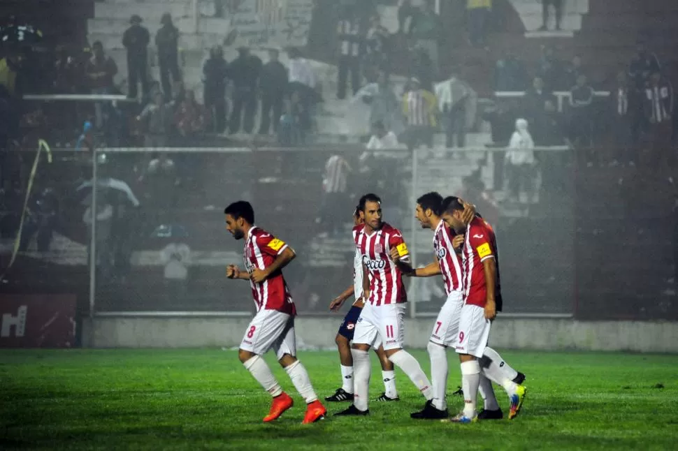 TRÍO FIGURA. Bucci (11), Agudiak (7) y Uribe (9) sobresalieron en una noche ideal para el nuevo equipo “santo”, que ganó 3-0. la gaceta / fotos de diego aráoz