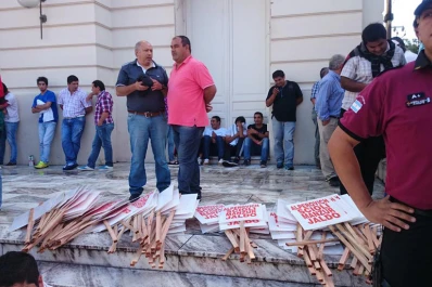 Los militantes esperan el último discurso de Alperovich en la Legislatura