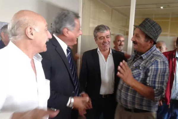 Sonrisas entre el peronista Olea y el radical Cano