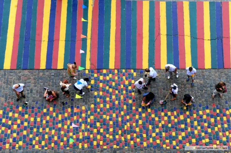 INTERVENCIÓN URBANA. Niños y adultos pintan los adoquines de La Boca de rojo, azul, amarillo y verde. telam