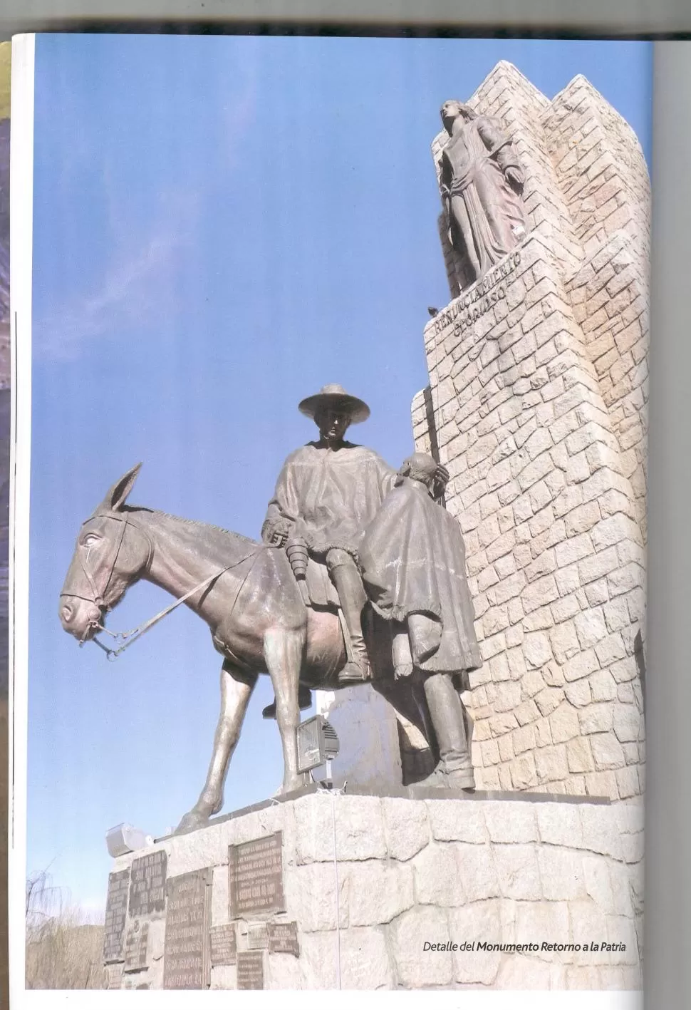 EL GENERAL CON PONCHO, MULA Y OLAZÁBAL. Este monumento ubicado en el Manzano Histórico (Tunuyán) refleja el regreso de San Martín en 1823.  GENTILEZA DE ALBERTO PIATTELLI