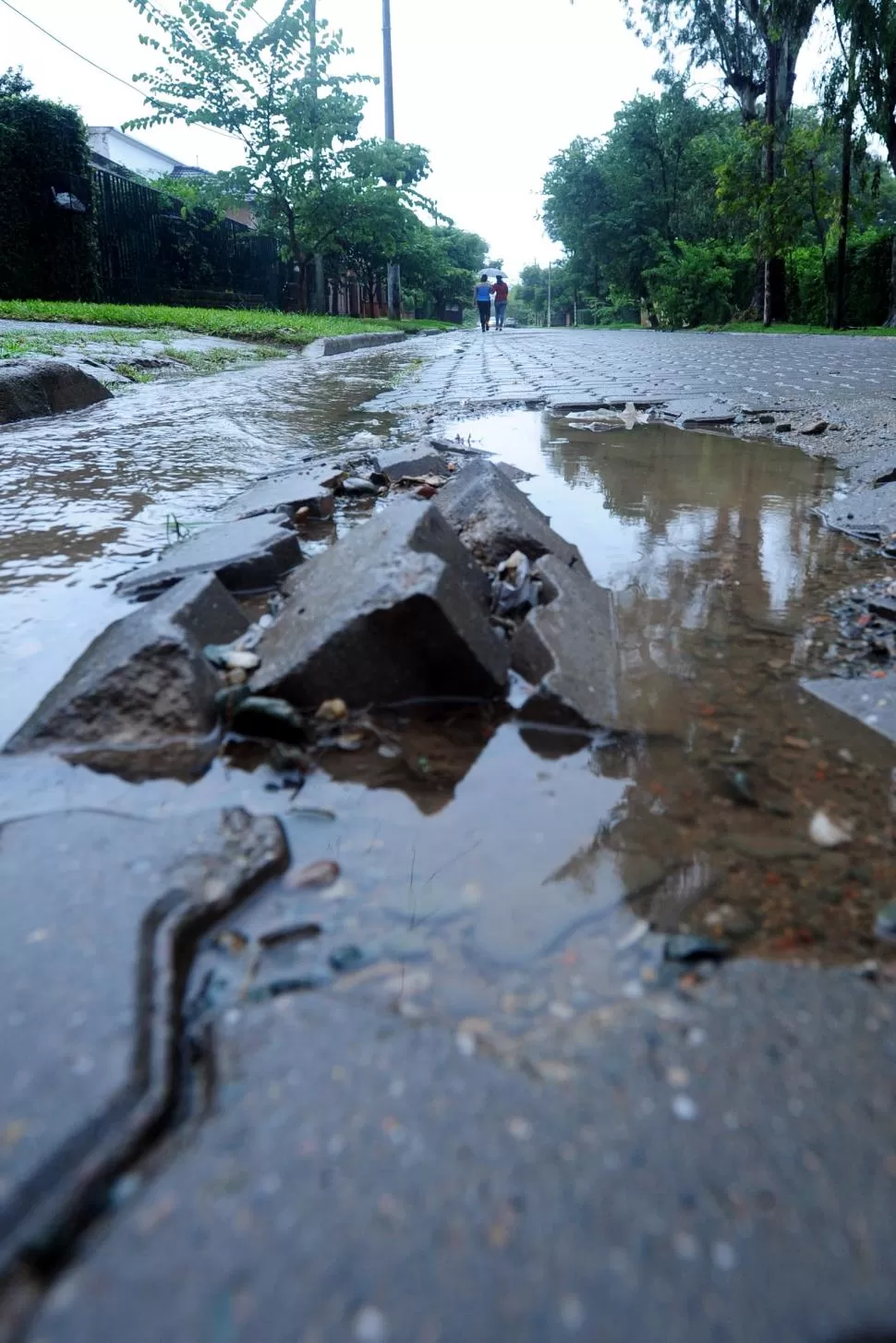 SE REPITE. El agua corre por la calle Salas y Valdez, en Yerba Buena. la gaceta / FOTO DE DIEGO ARÁOZ