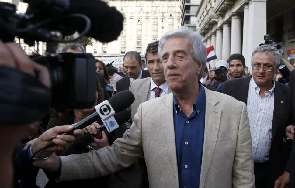 DIALOGO. Tabaré Vázquez dialoga con los periodistas, luego de una visita que le realizó al presidente saliente, su compañero de partido, José Mujica. reuters 