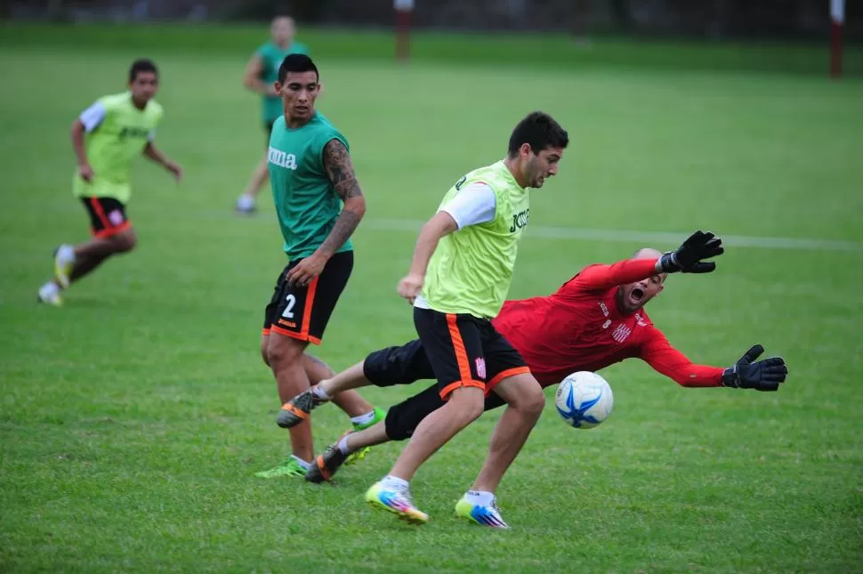 LO PRACTICA CADA DÍA. Braian Uribe intenta superar el vuelo de José Luis Martínez Gullota y marcar para seguir de racha. la gaceta / foto de Diego Aráoz