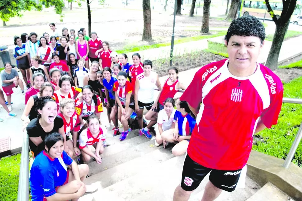 EN ACCIÓN. Florencio Robles en un alto de la pretemporada que realizan las chicas de San Martín en el parque Guillermina. la gaceta / FOTOs DE JORGE OLMOS SGROSSO