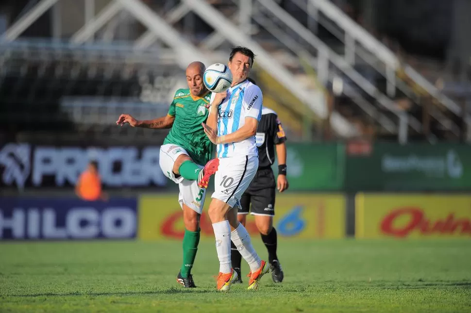 OJOS CERRADOS. Leandro González se da vuelta agazapado ante el despeje de Julio Mozzo, durante el primer tiempo.  foto de matias nápoli escalero ( especial para la gaceta )