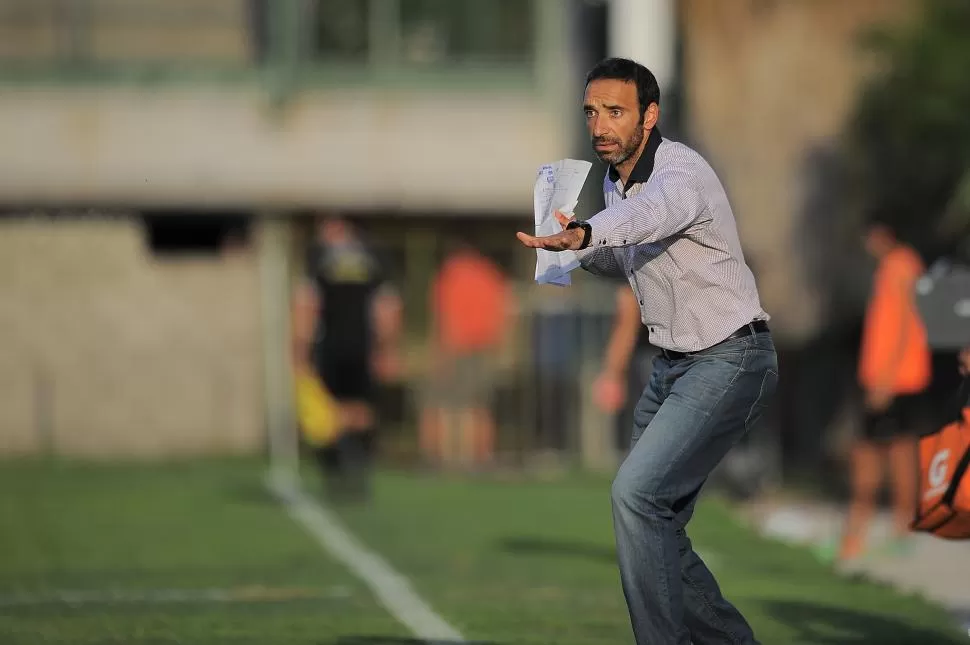 QUIETOS AHÍ. Azconzábal se cansó de dar indicaciones durante el partido, siempre con varios papeles en la mano.  foto de matias nápoli escalero ( especial para la gaceta )