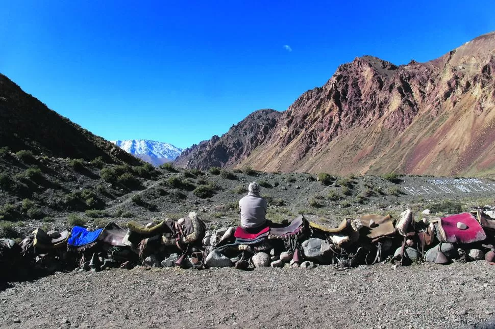 PIRCA, MONTURAS Y LA INMENSIDAD. Pablo Vernengo, miembro de la expedición sanmartiniana organizada por la Confederación Argentina de la Mediana Empresa, observa el paisaje andino desde el refugio Real de la Cruz. la gaceta / fotos de irene benito 