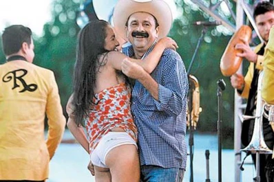 Video: un político le levantó el vestido a una joven