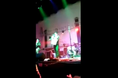 Tirotean a un cantante mexicano en pleno show