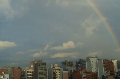 Con un arco iris y cielo nublado arrancó la semana en Tucumán