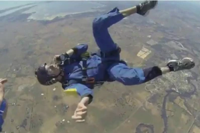 Filman el dramático rescate en el cielo a un paracaidista con epilepsia