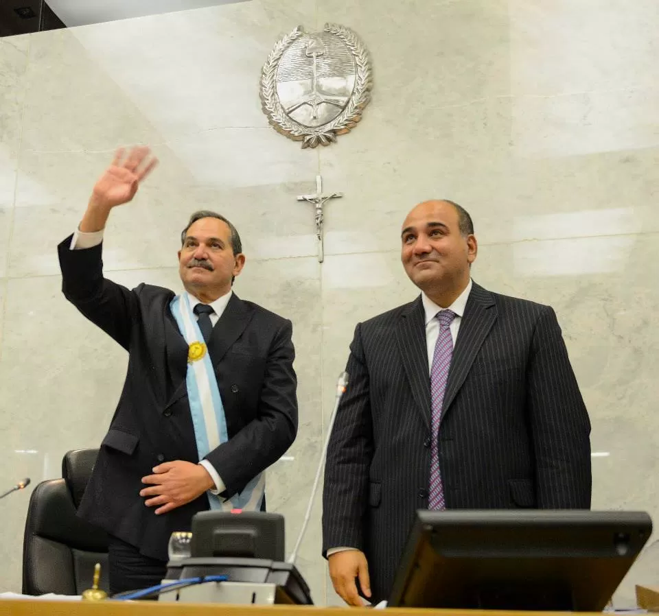 EMOCIONADO. No pudo pronunciar las últimas palabras de su discurso. foto de humberto villagra 