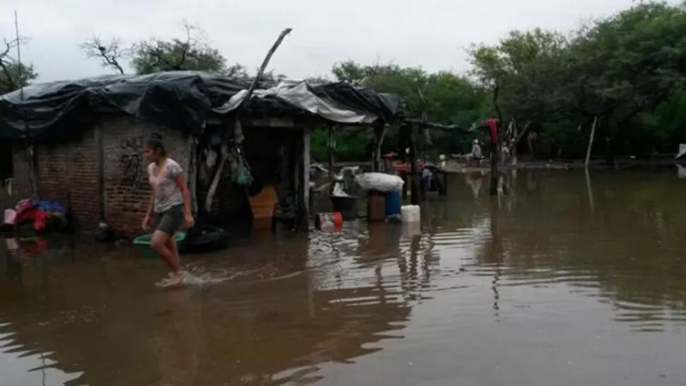 LOS JURÍES. Las casas y los caminos quedaron anegados. FOTO DE NUEVODIARIOWEB.COM