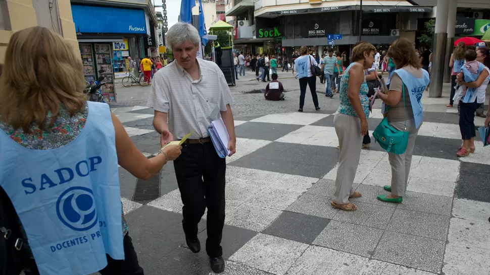 DISCONFORMES. Los representantes sindicales consideran insuficientes los porcentajes acordados entre el PE y el gremio de docentes provinciales.  LA GACETA / JORGE OLMOS SGROSSO