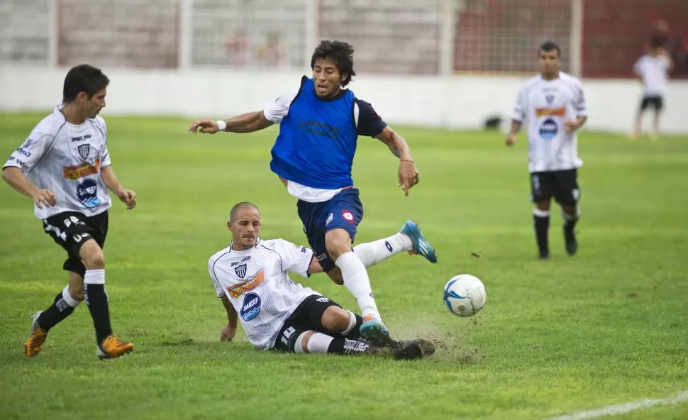 HUBO PIERNA FUERTE. Chaco For Ever y Juventud Antoniana no jugaron un gran partido, pero no le esquivaron al choque. la gaceta / foto de jorge olmos sgrosso