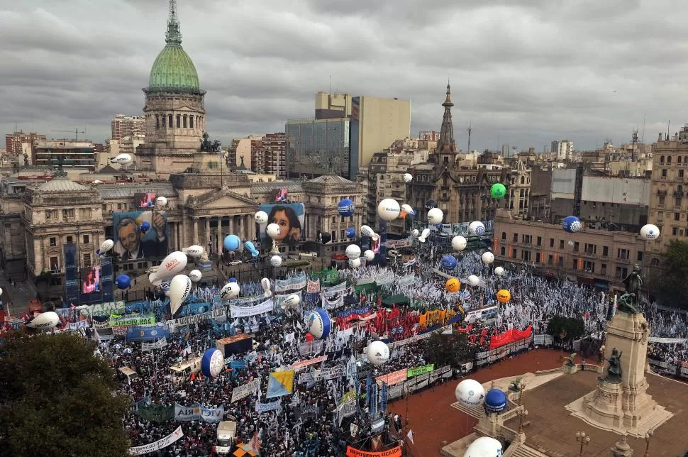 UN PASEO COLMADO. La Plaza de los Dos Congresos fue copada ayer por los militantes kirchneristas. telam