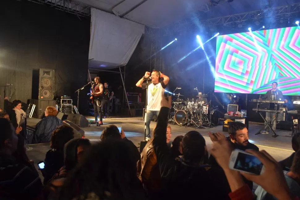 MÚSICA. “El Mono”, líder de Kapanga, canta en el escenario tafinisto. gentileza javier astorga