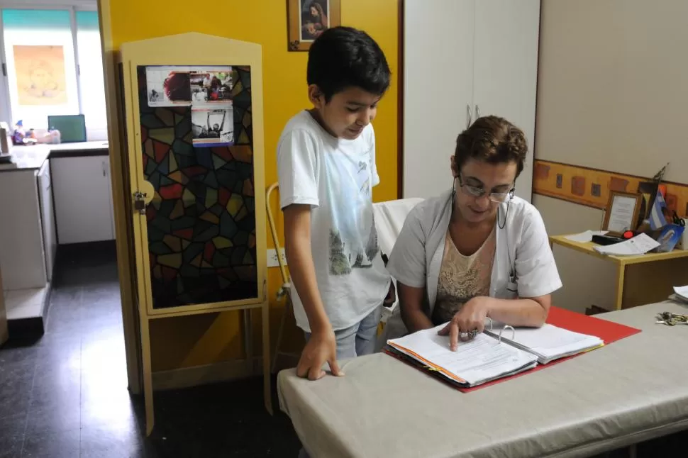 EN CUIDADOS PALIATIVOS. Luisito lee su historia clínica junto a la doctora Estela Di Cola, la médica que lo controla en el Hospital de Niños. la gaceta / foto de Inés Quinteros Orio