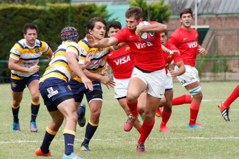 HAND-OFF. Matías Ferro se destacó junto al resto de los tucumanos en Rosario. Prensa UAR 