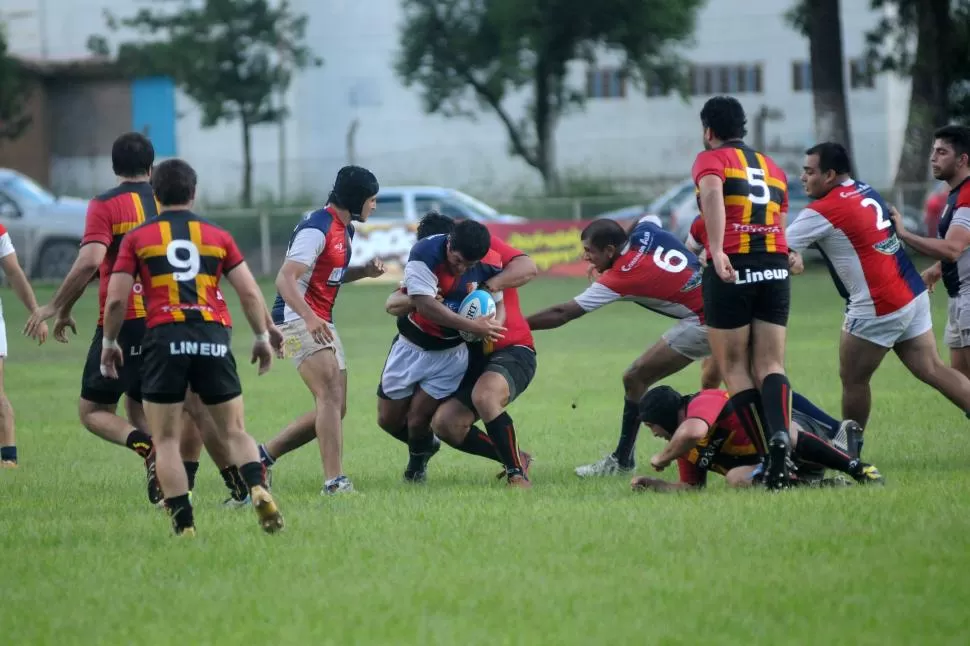 HAND-OFF. Matías Ferro se destacó junto al resto de los tucumanos en Rosario. la gaceta / foto de Inés Quinteros Orio