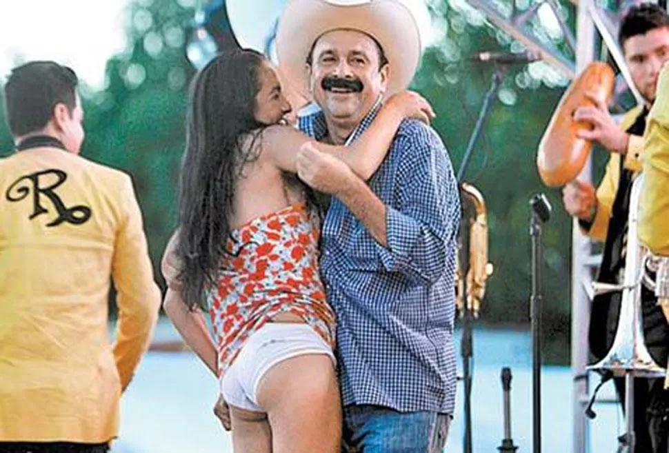 Video: un político le levantó el vestido a una joven