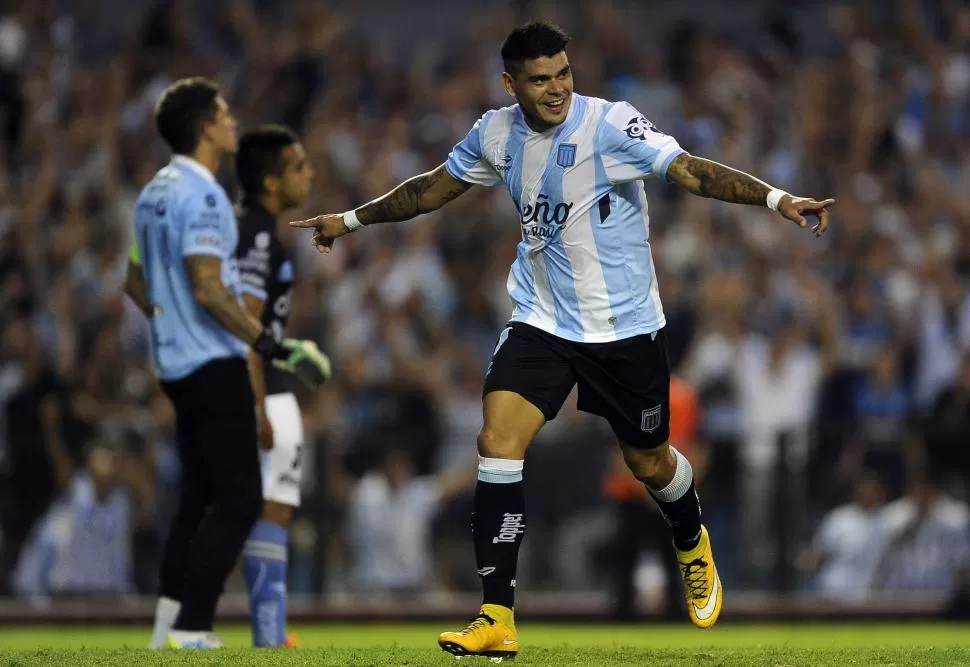 IMPLACABLE. Gustavo Bou sigue por el buen camino: marcó su gol número 17 con la camiseta de la “academia”. telam