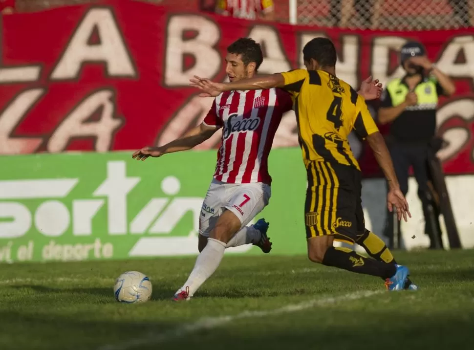 CORRECTA ACTUACIÓN. Iván Agudiak participó de la jugada en el primer buen gol “santo” y demostró que está para sumar. la gaceta / foto de jorge olmos sgrosso