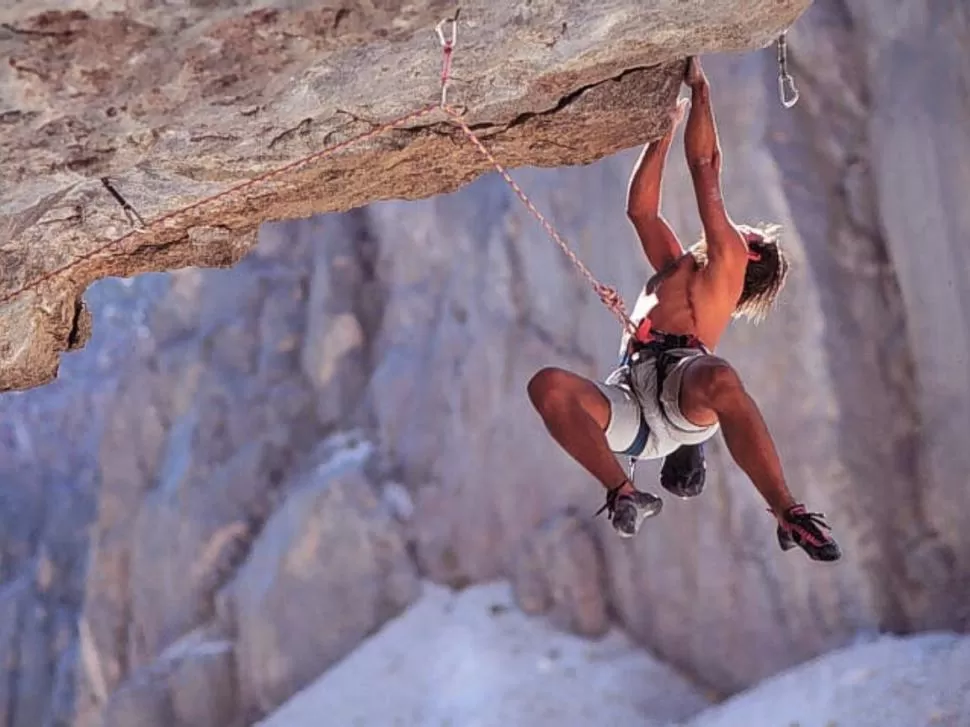 EXTREMO. Un deportista trepa una montaña; lo que para unos es peligroso, para otros es sinónimo de placer. 