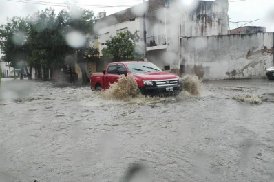 La intensa lluvia transformó las calles en ríos