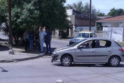 Un taxi y un auto chocaron en Viamonte y Mendoza