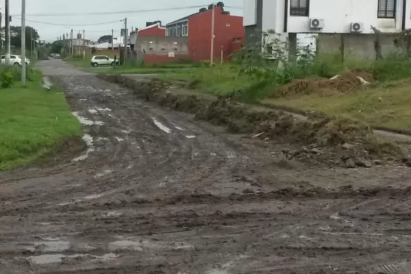 El pasaje Tagle al 3.700 se convirtió en un  pantano y los vecinos no pueden sacar sus autos