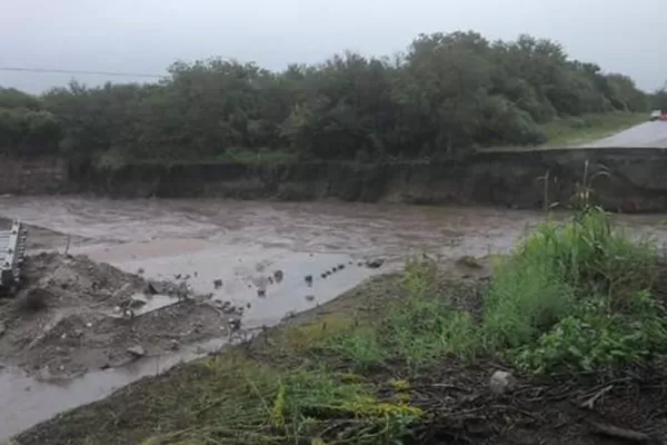 La creciente se llevó un puente Bailey y dejó aislada a Jesús María