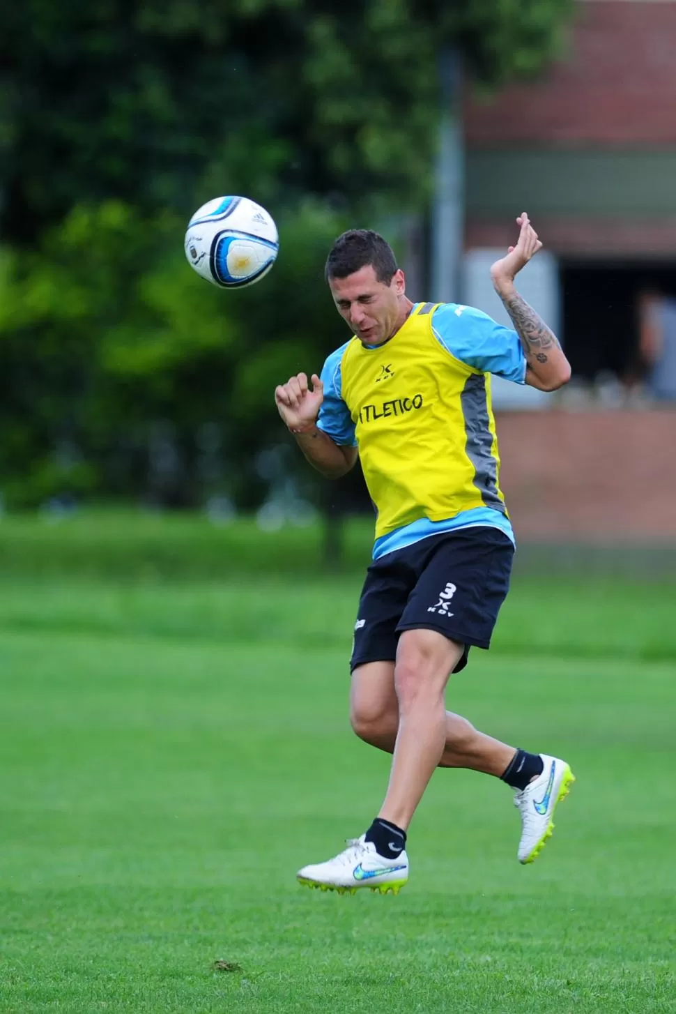  DESPUÉS. Bianchi, titular ante Ferro, cabecea durante el entrenamiento de ayer. la gaceta / foto de diego aráoz