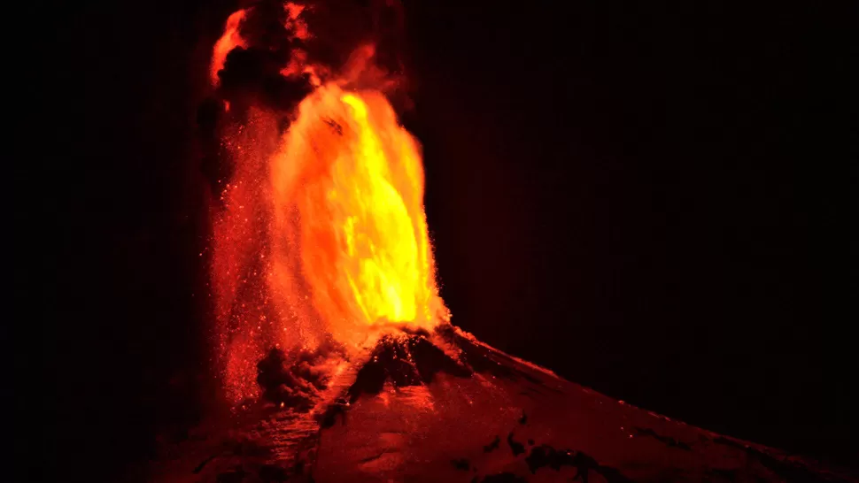 EN LA MADRUGADA. Las erupciones alcanzaron hasta tres kilómetros de altura. REUTERS