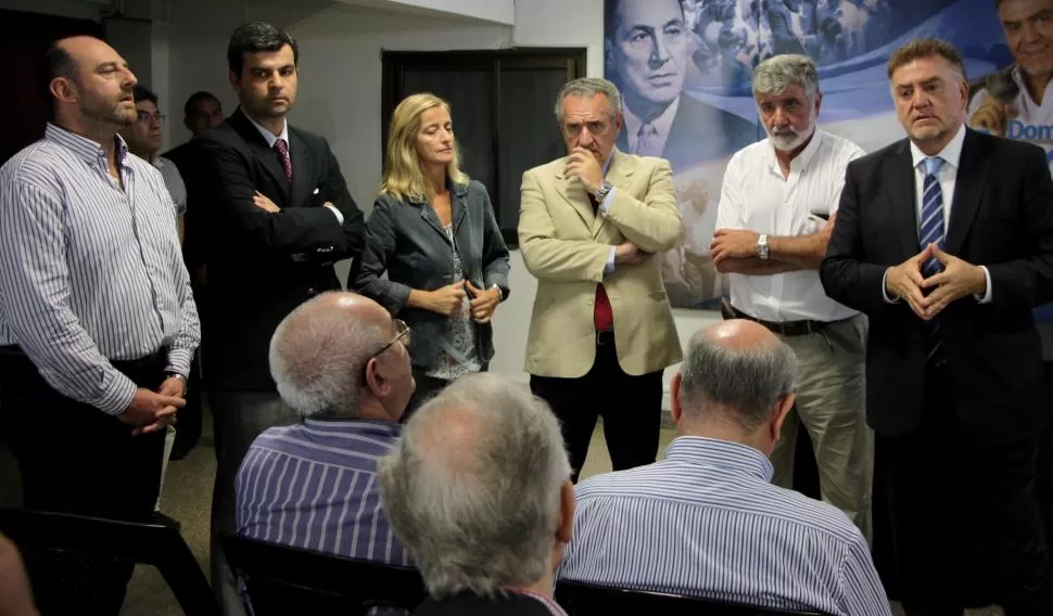 CHARLA. Amaya y Omodeo (saco claro) dialogaron con comerciantes. prensa municipalidad 